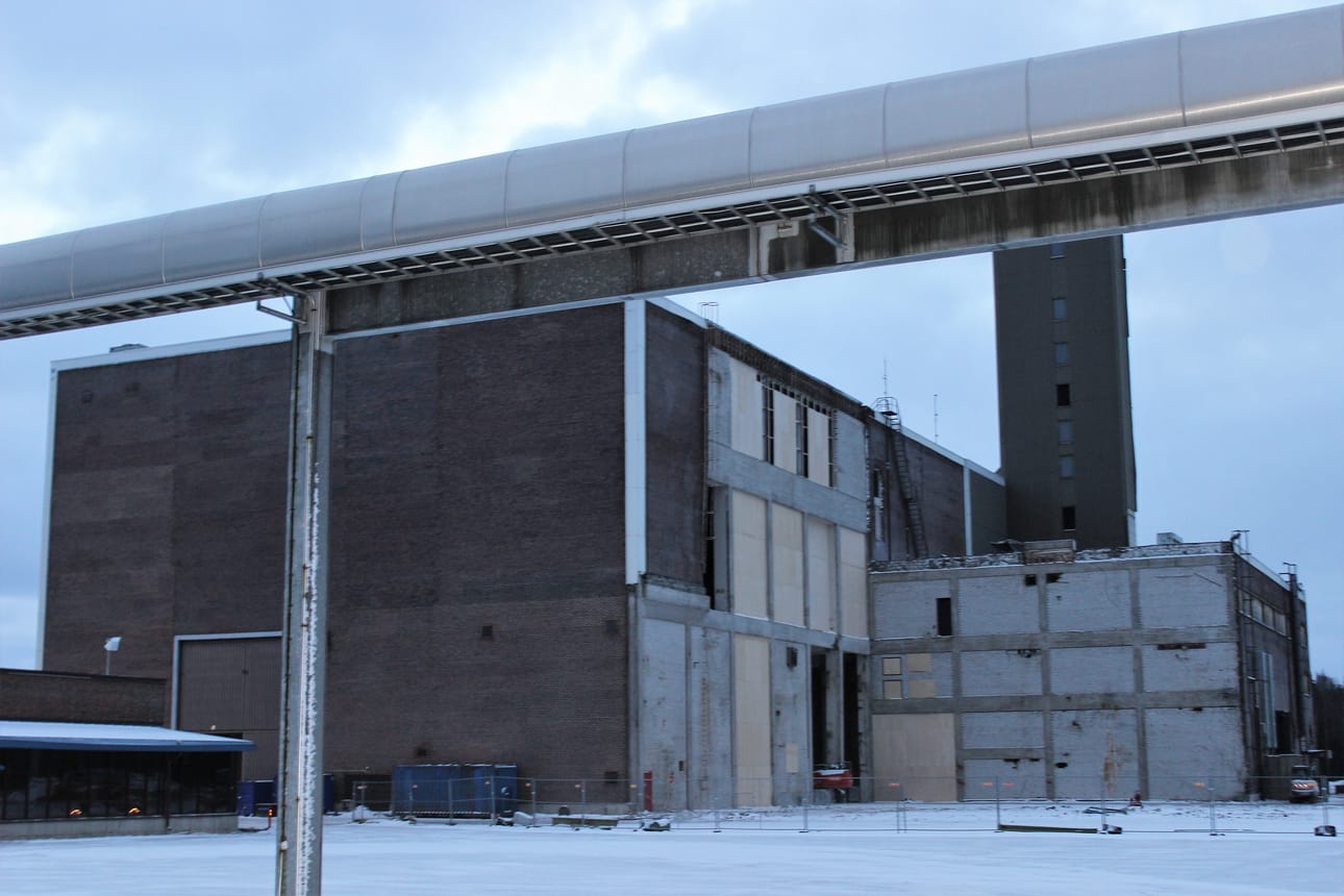 Pvo-lämpövoima on purkanut paljon Karhusaaressa, mutta turbiinisali jäi uudelle omistajalle.