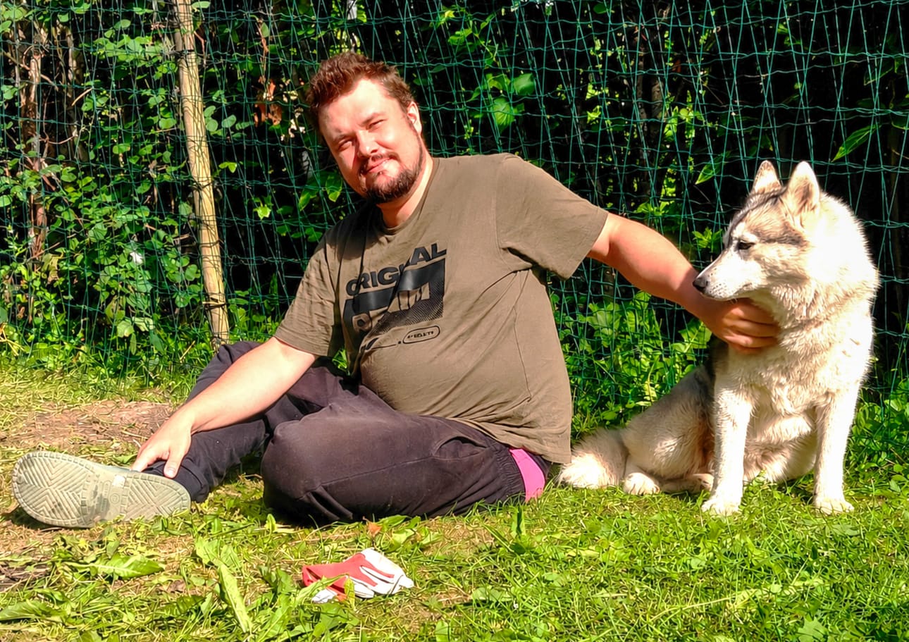 Ari Liukkonen kertoo panostavansa nyt täysillä hyvän suhteen luomiseen lemmikkiinsä, jotta ikävät kokemukset unohtuisivat.