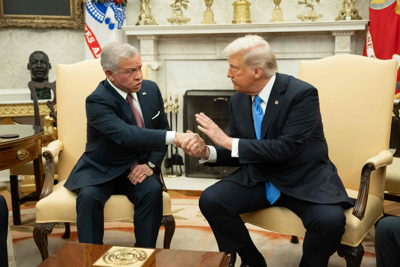 Jordanian kuningas Abdullah II (vas.) tapasi Yhdysvaltain presidentti Donald Trumpin Valkoisessa talossa. Johtajat keskustelivat muun muassa Gazan tilanteesta. LEHTIKUVA/AFP