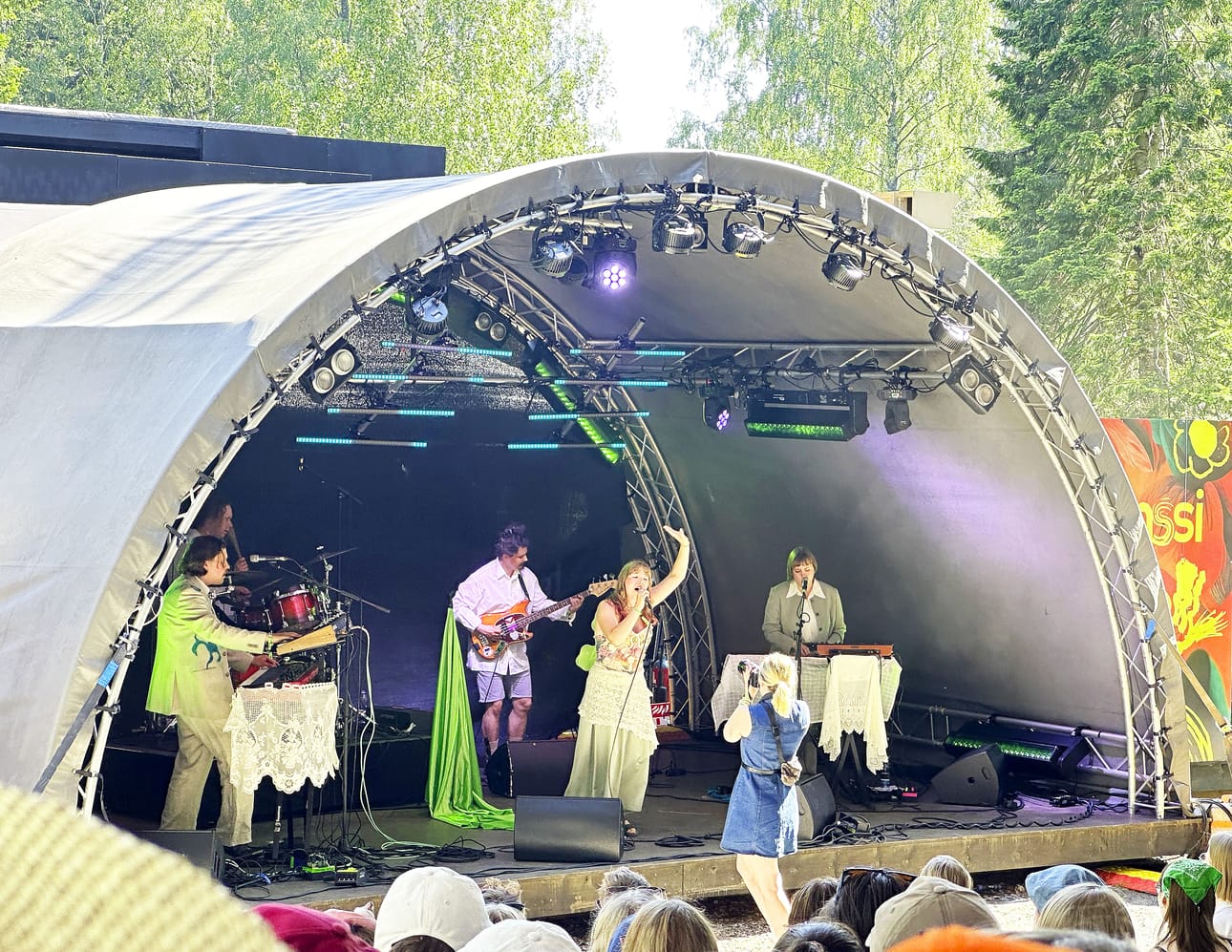 Lyytin mainio runopop täytti kesäteatterin katsomon.