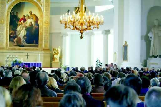 Konginkankaan liikenneonnettomuuden uhreja muistettiin hartaudessa Helsingin tuomiokirkossa lauantaina.