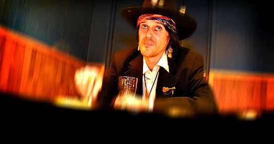 Pelkosenniemellä syntynyt Hanoi Rocksin legendaarinen kitaristi Andy McCoy alias Antti Hulkko saa synnyinkylänsä torille patsaan.