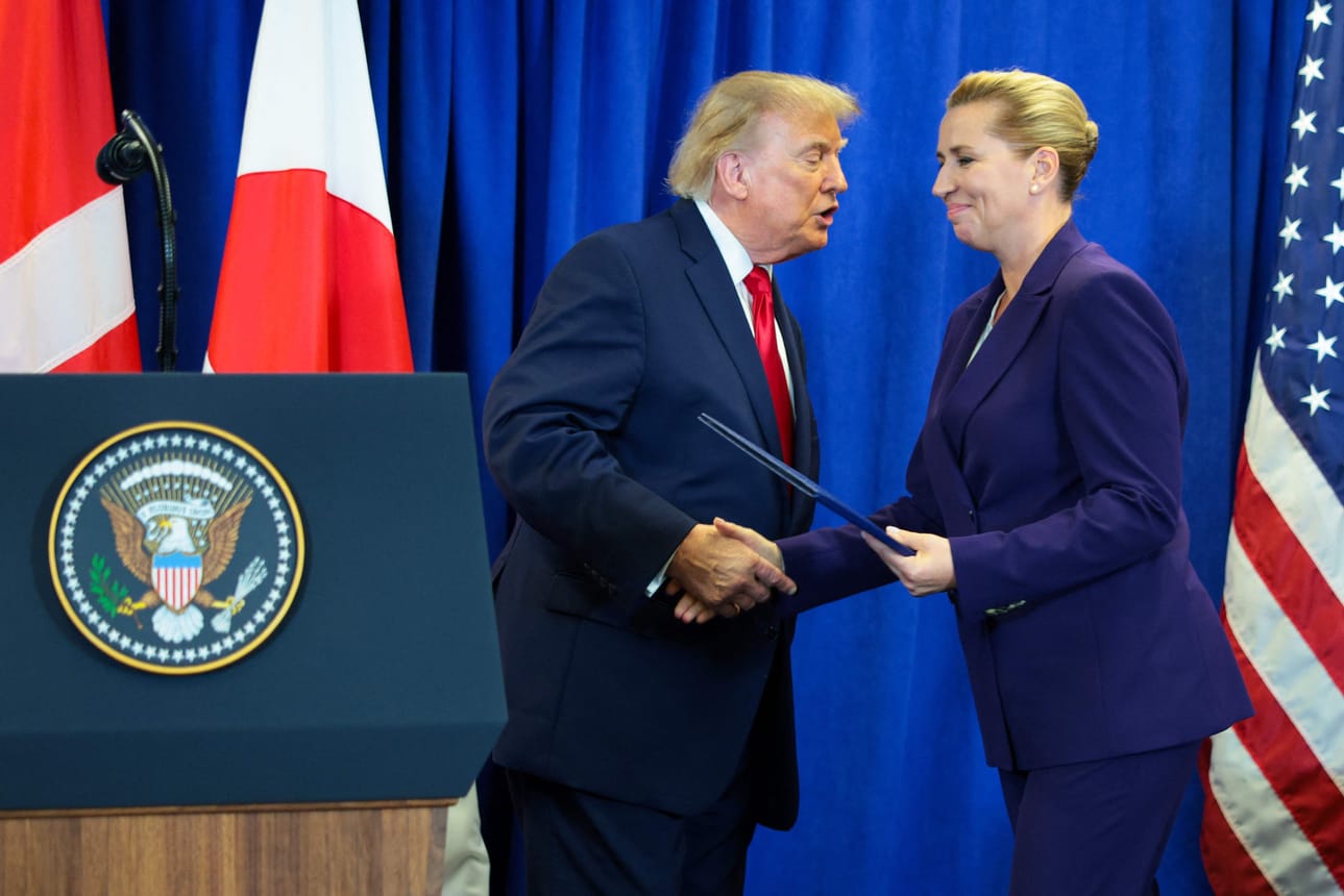 Presidentti Donald Trump ja Tanskan pääministeri Mette Frederiksen kättelivät sopimuksen allekirjoitustilaisuudessa tiistaina.