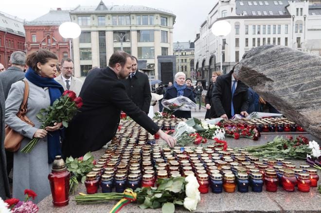 KGB:n päämajan edustalla Moskovan Ljubjankassa on muistomerkki poliittisten vainojen uhreille. Ulkomaiset suurlähettiläät laskivat kukkia sen juurelle 29. lokakuuta. Joka vuosi ihmiset saapuvat lukemaan ääneen surmattujen ja vangittujen omaistensa nimiä. KUVA: SERGEI CHIRIKOV / EPA