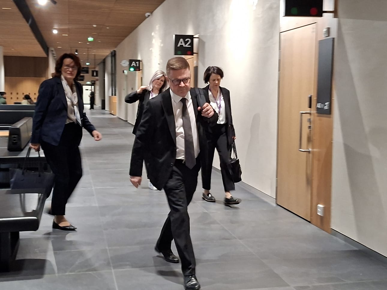 Asianajaja Pasi Hagman, Oulun entinen kaupunginjohtaja Päivi Laajala sekä aluesyyttäjät Katri Junnikkala-Heikkinen ja Sari Anttonen-Honkakoski astelivat istuntosaliin keskiviikkoaamuna.