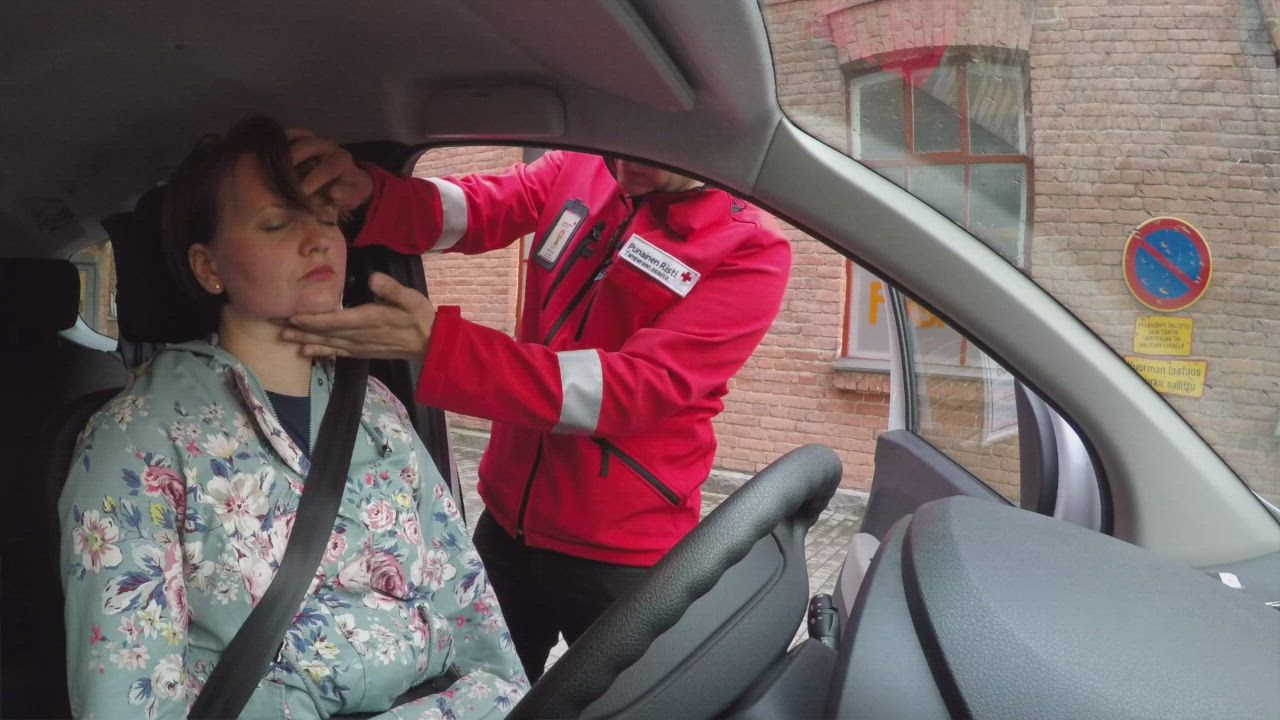 Näin autat auto-onnettomuudessa