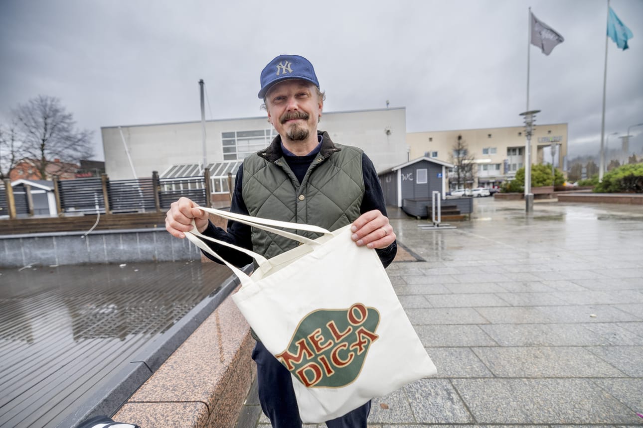 Janne Hauta-aho ja Tuomas Ritola ryhtyivät 1990-luvulla painamaan brändinsä nimeä kangaskasseihin. Tuote kävi kaupaksi ja oli hyvää mainontaa, vaikka itse kassien myynti ei ollut kovin kannattavaa. Nykyään kassikauppa on tavallinen tapa brändätä merkkejä.