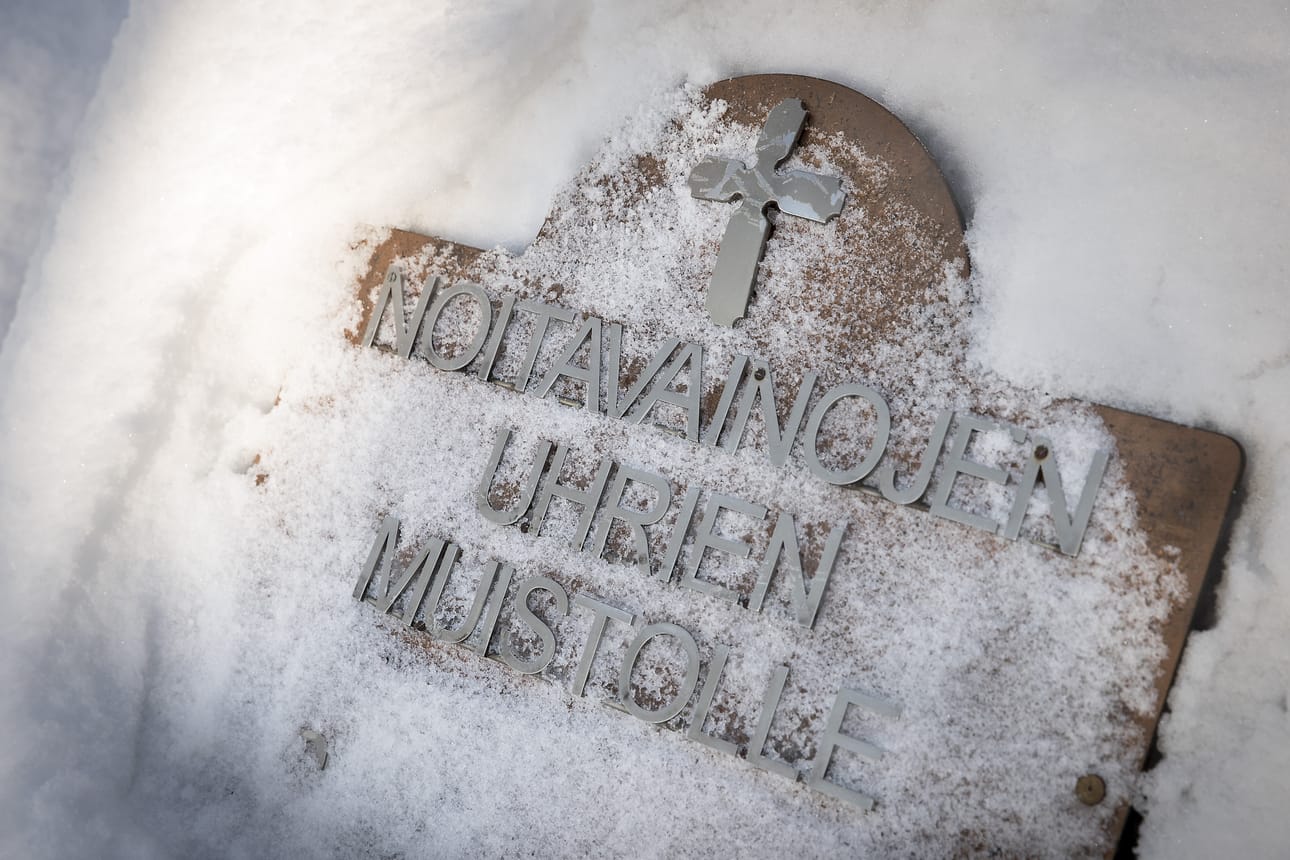 Oulun yliopiston Humanistinen kilta pystytti noitavainojen uhrien muistomerkin Limingantulliin vuonna 2010.