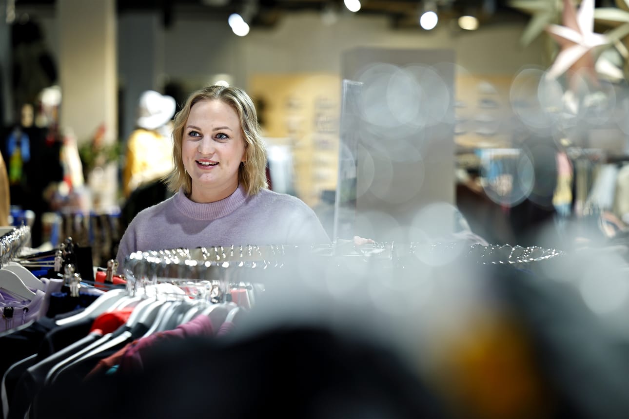 Seinäjokelaisen katumuotiyritys Pompshopin yrittäjä Anu Ylinen on huomannut verkkokaupan vaikuttavan ihmisten käsityksiin yritysten tuotteista. Hän peräänkuuluttaa sitä, että myymälässä valikoima on aina suurempi.