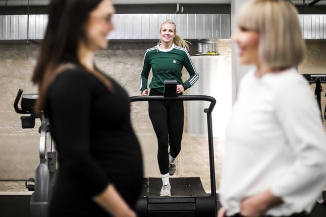 Laura Lehtilä (keskellä) vetää alakerrassa liikuntakeskusta, Laura Lähdesmäki ja Pirjo Syrjälä yläkerrassa kampaamoa ja kauneushoitolaa. Motto kuuluu, että tiimityössä on voimaa. KUVA: KRISTA LUOMA