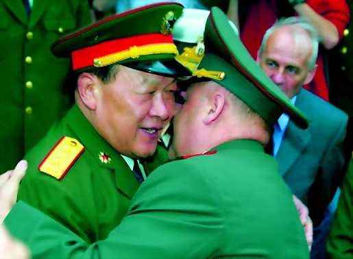Kaksin voimakkaampi. Kiinan asevoimien komentaja Liang Guanglie (vas.) ja Venäjän asevoimien komentaja Juri Balujevski halaavat lämpimästi ennen harjoituksia.