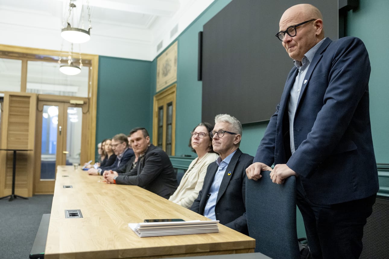 Neuvottelukunnan puheenjohtaja Tomi Kaismo (kok.) avasi allekirjoitustilaisuuden puheenvuorollaan.