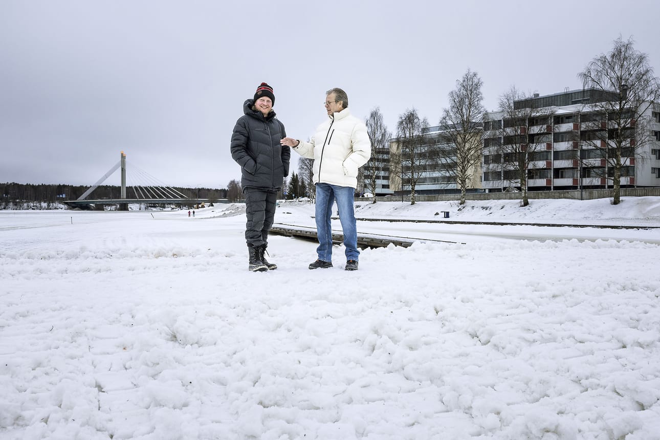 Kelkkacrossia ajetaan lauantaina Rovaniemen keskustassa. Promoottori Arto Tuisku (vas) esitteli vastaavia isoja moottoritapahtumia järjestäneelle Robert Lappalaiselle, missä rata Kemijoella ja Lainaanrannassa kiertää.