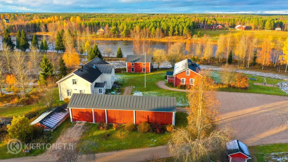 Kuvassa vasemmalla näkyy vaalea Liepeen pappilarakennus ja oikealla punainen väentupa, jotka ovat talousrakennuksineen parasta aikaa myynnissä.