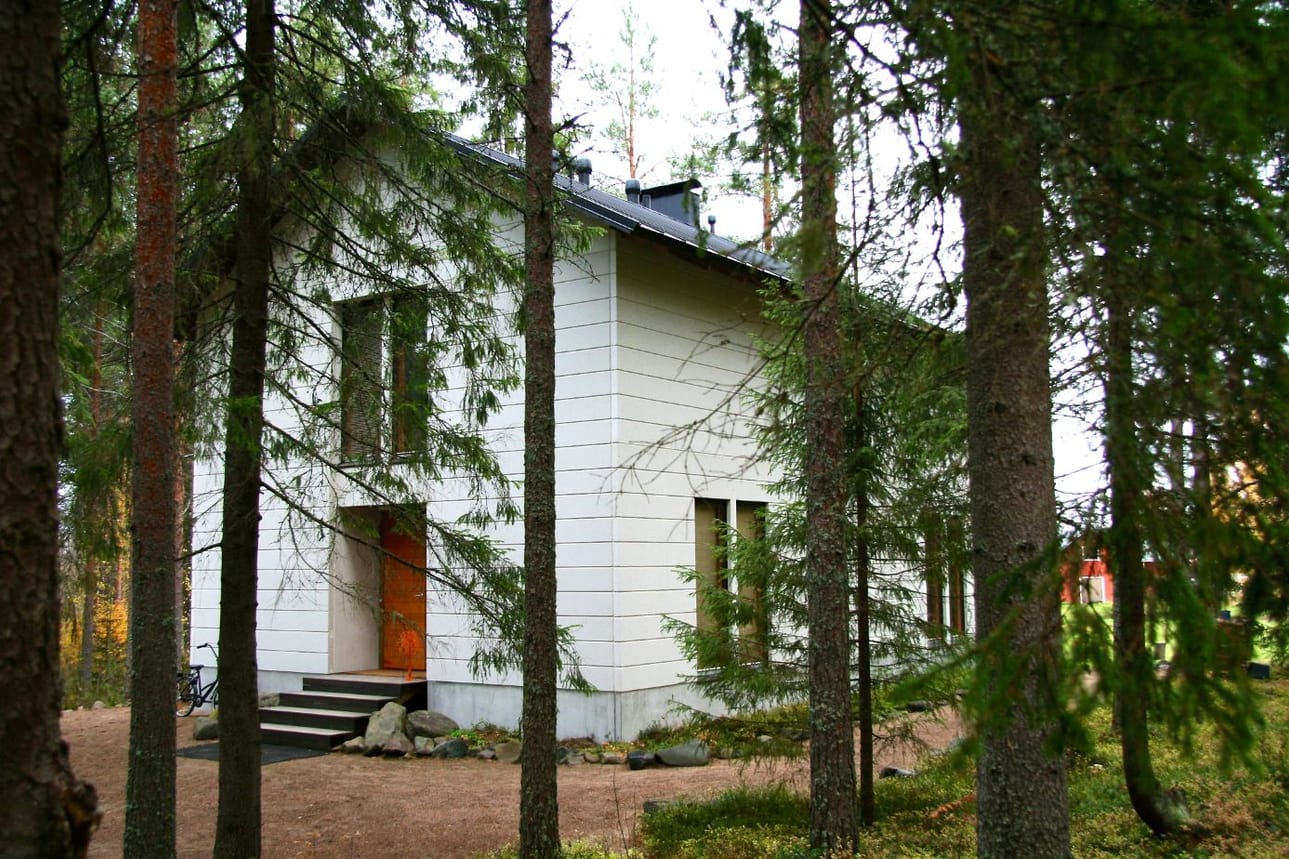 Havumetsän vihreys riittää, eikä prameita istutuksia kaivata. Talon betoniset seinäelementit on teetetty Oulussa.