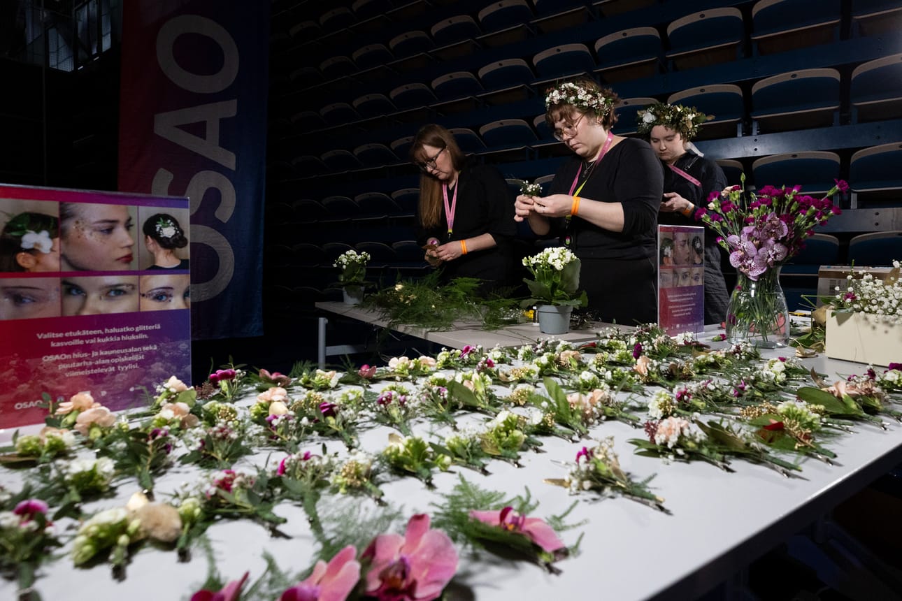 Viimeistele Avajaisfestarilook hiuskukkakoristeilla ja kasvoglittereillä OSAO Glitter Gardenissa.