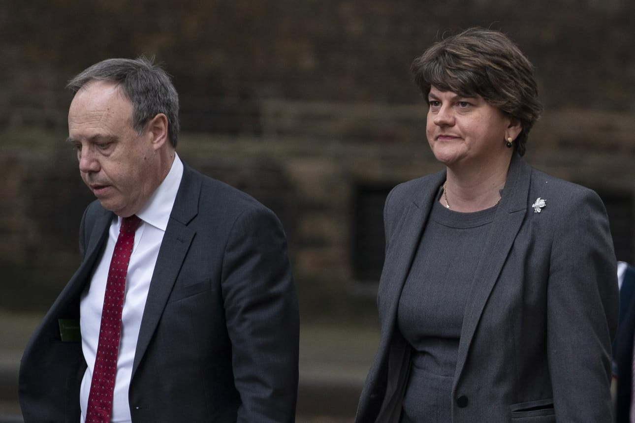 Pohjoisirlantilaisen DUP-puolueen puheenjohtaja Arlene Foster (oik.) ja varapuheenjohtaja Nigel Dodds saapuivat neuvottelemaan Britannian pääministerin Boris Johnsonin virka-asunnolle Lontoossa viime viikolla.