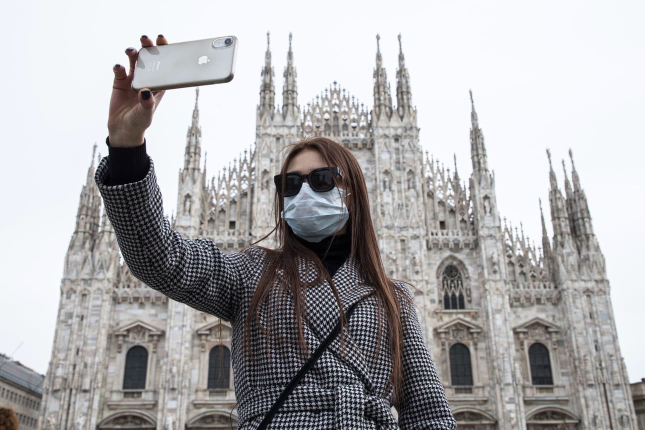 Selfieitäkin otetaan Milanon tuomiokirkon edustalla nyt hengityssuojaimen kanssa. Liikkumis- ja kokoontumisrajoituksia on määrätty koko Italiaan, jossa uuden koronaviruksen tartuntoja on todettu yli 10 000.