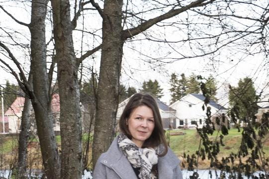 Suvi Aho on ihastunut Vähänkyrön keskustassa sijaitsevaan Kirkkosaaren alueeseen. Se kunnostetaan ulkoilualueeksi. KUVA: TERHI EKOLA