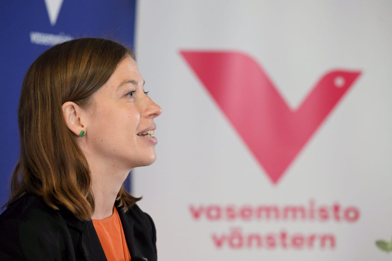 Vasemmistoliiton puheenjohtaja Li Andersson kertoi asiasta tiedotustilaisuudessa. LEHTIKUVA / Vesa Moilanen