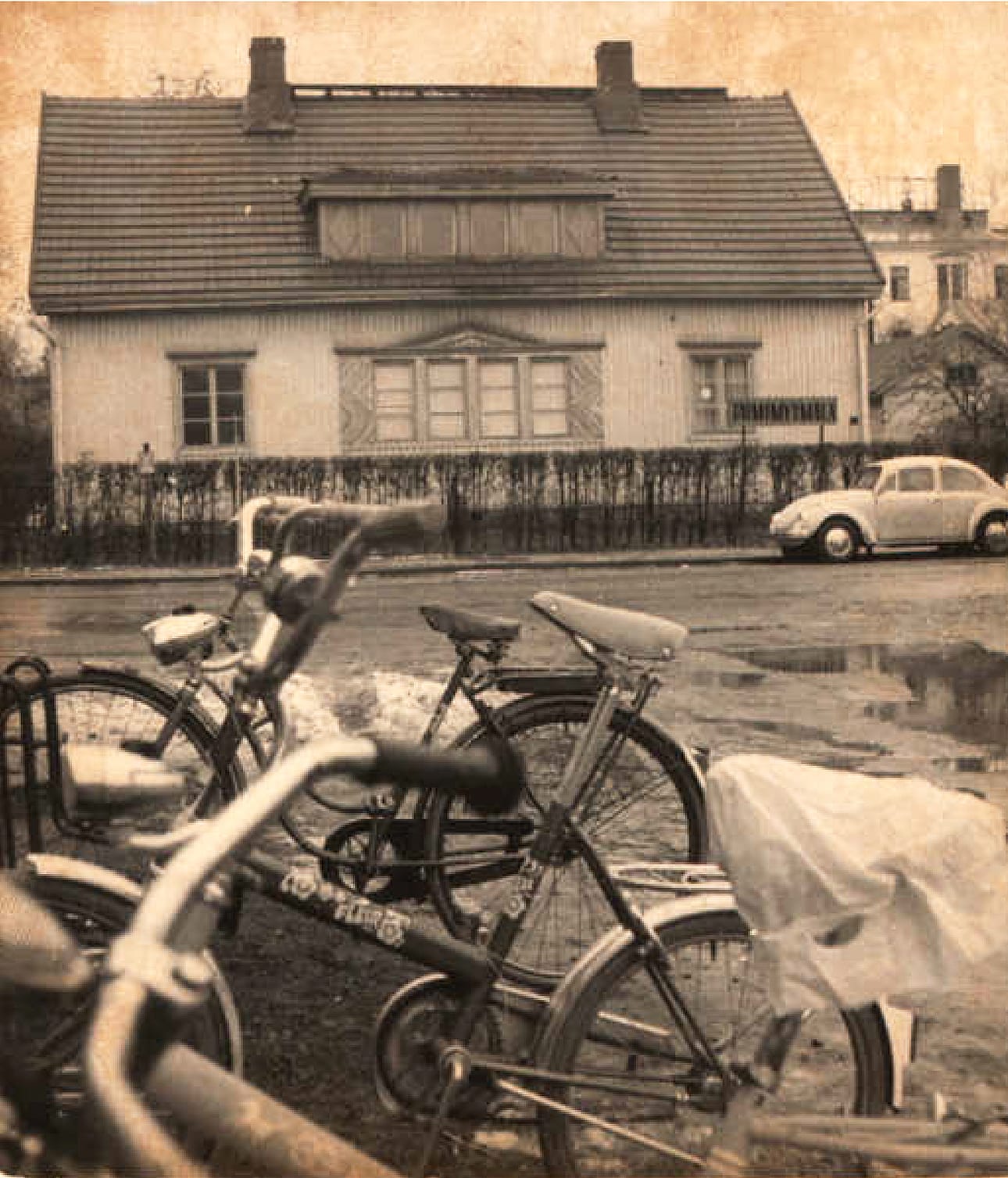 Seinäjoen Kalevankadulla sijaitsi päätoimittaja Heikki Laurinmäen omistama kookas talo. Myöhemmin siinä asui ylilääkäri, kaupunkineuvos Martti Ilmari Kantele. Talo jäi vuonna 1977 rakennetun Postipankin talon alle. Kuva otettu 20.11.1974. Kokoelma: Seinäjoen maakuntakokoelma.