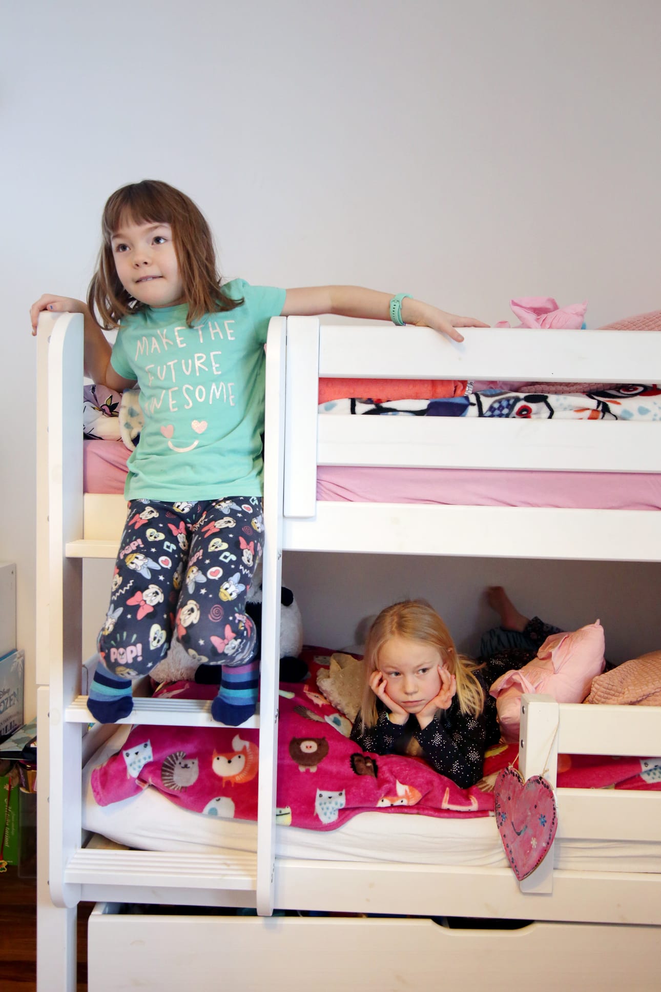 Ewa (vas.) ja Olivia Watroba nukkuvat kerrossängyssä, mutta vanhemmat löytävät heidät silti toisinaan aamulla samasta sängystä.