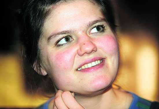 "Ehkä täällä pohjoisessa on happee paremmin. Oulu on elävä ja viriili kaupunki. Täällä voisi viihtyä", sanoo teatterikoululainen Joanna Haartti. Hänellä on nimirooli Oulun kaupunginteatterin Elektrassa.