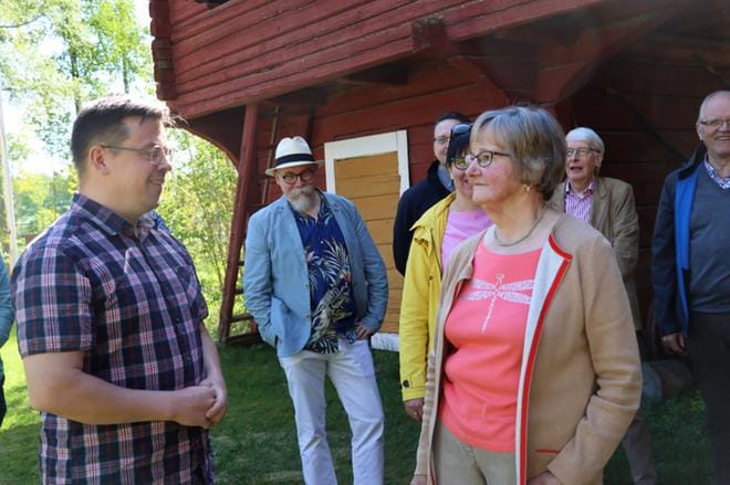 Teppo Ylitalon ja Aino-Maija Niemelän keskustelu herätti Sulevi Riukulehdonkin kiinnostuksen. Kuortaneen historian tekijät ja toimikunta olivat tiistaina koolla Talomuseolla. KUVA: EEVA-LIISA KULJU