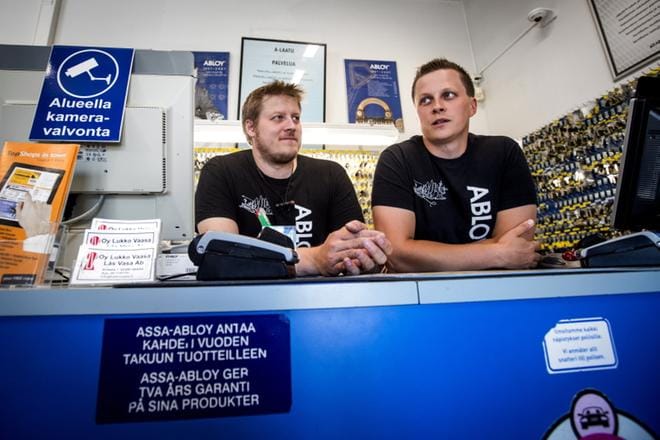 Johnny Storm (vas.) on Lukko Vaasan ainoa hälytysjärjestelmien asentaja. Työnjohtaja Miika Tuomikosken mukaan turvalaitteet ovat lisätienestiä lukitusratkaisujen ohella. KUVA: OUTI NEUVONEN