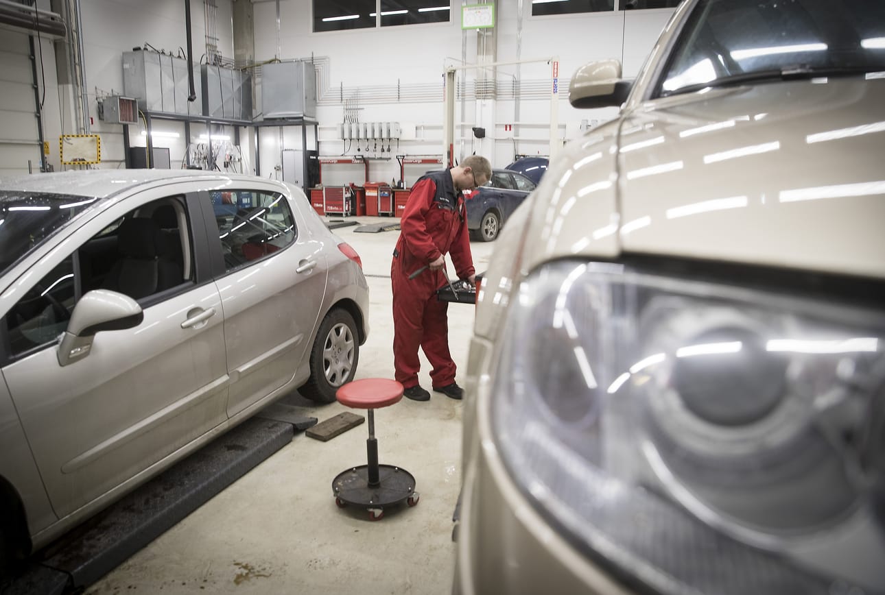 Autokorjaamo Atoylla Oulussa työskentelevä ajoneuvoasentaja Matti Peura teki perjantaina töitä iltavuorossa.