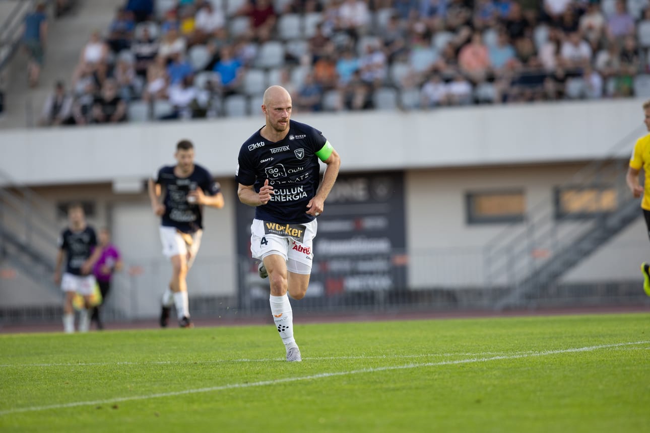 Kapteeni Niklas Jokelainen pysyy AC Oulun väreissä.