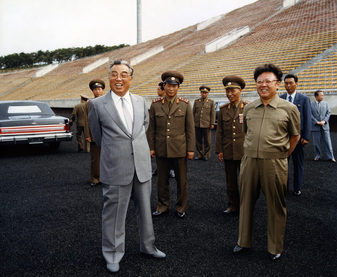 Sissitaistelijana varttunut Kim II Sung onnistui luomaan Pohjois-Koreasta diktatuurin, joka kestää sukupolvelta toiselle. Vuonna 1989 otetussa kuvassa Kim Il-Sung poikansa Kim Jong-Ilin kanssa.