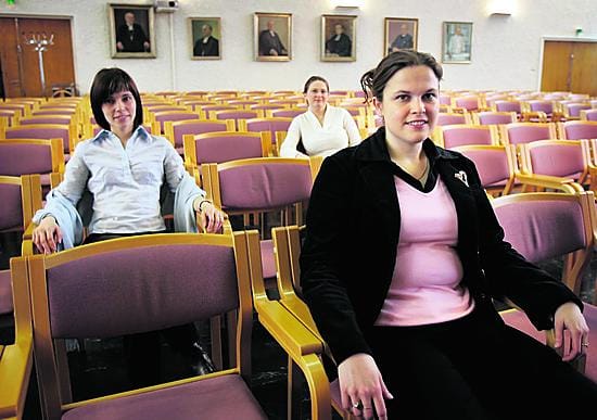 Mari-Leena Kairivaara lähtee seurakuntavaaleihin omana itsenään ja omilla arvoillaan. Itsekin nuorena kirkkovaltuutettuna toiminut Satu Lapinlampi (takana vas.) ja Emmi Korpi kannustavat nuoria ehdokkuuteen vaaleissa.