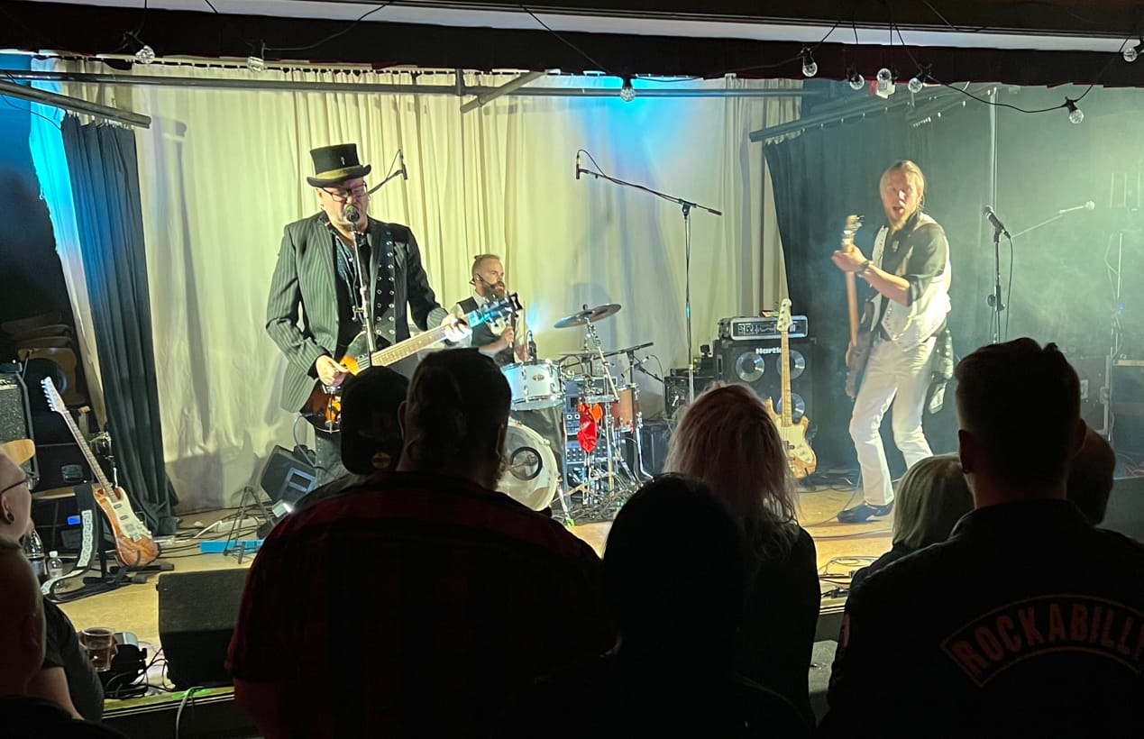 The Black Ligth Theatre oli yksi neljästä Mettisrockissa esiintyneistä bändeistä. Siinä soittivat jurvalaislähtöiset Jani Rinta-Keturi (oik.), Oskari Viljanen ja kauhajokelainen Jussi Heiniluoma.