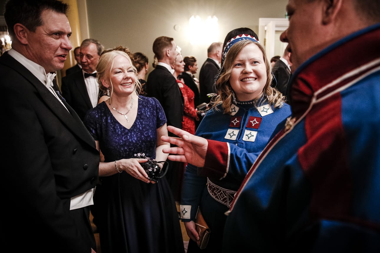 Ivalolaiset keittiömestari Kimmo Palokangas ja tutkijatohtori Reeta Pöyhtäri löysivät juhlissa juttuseuraa saamelaiskäräjien puheenjohtajasta Tiina Sanila-Aikiosta ja tämän puolisosta Leo Aikiosta.