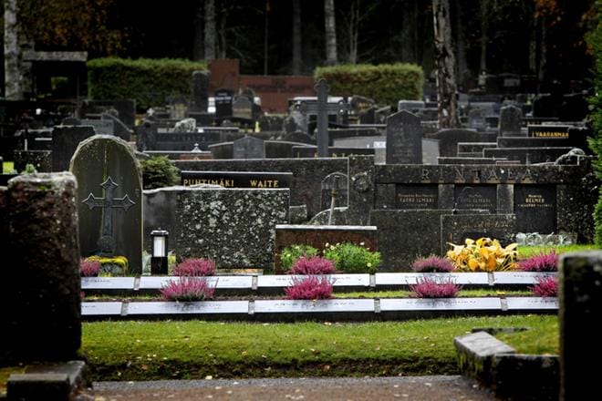 Seurakuntavaalien ehdokasasettelu päättyi maanantaina. Valtuutetut päättävät muun muassa hautojen hoidolle asetetuista vaatimuksista ja hautamuistomerkeistä. KUVA: KARI LÖFHJELM