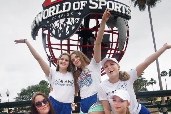 Suomen juniorien MM-hopeajoukkueen tytöistä osa poseerasi kisapaikalla Disney Worldissä Orlandossa onnellisina jo päivää ennen kilpailua. Kuvassa alhaalla Ronja Hirvimäki (vas.) ja Ada Lehvonen sekä ylhäällä Venna Engblom, Siiri Hursti ja Jenni Lahtinen.