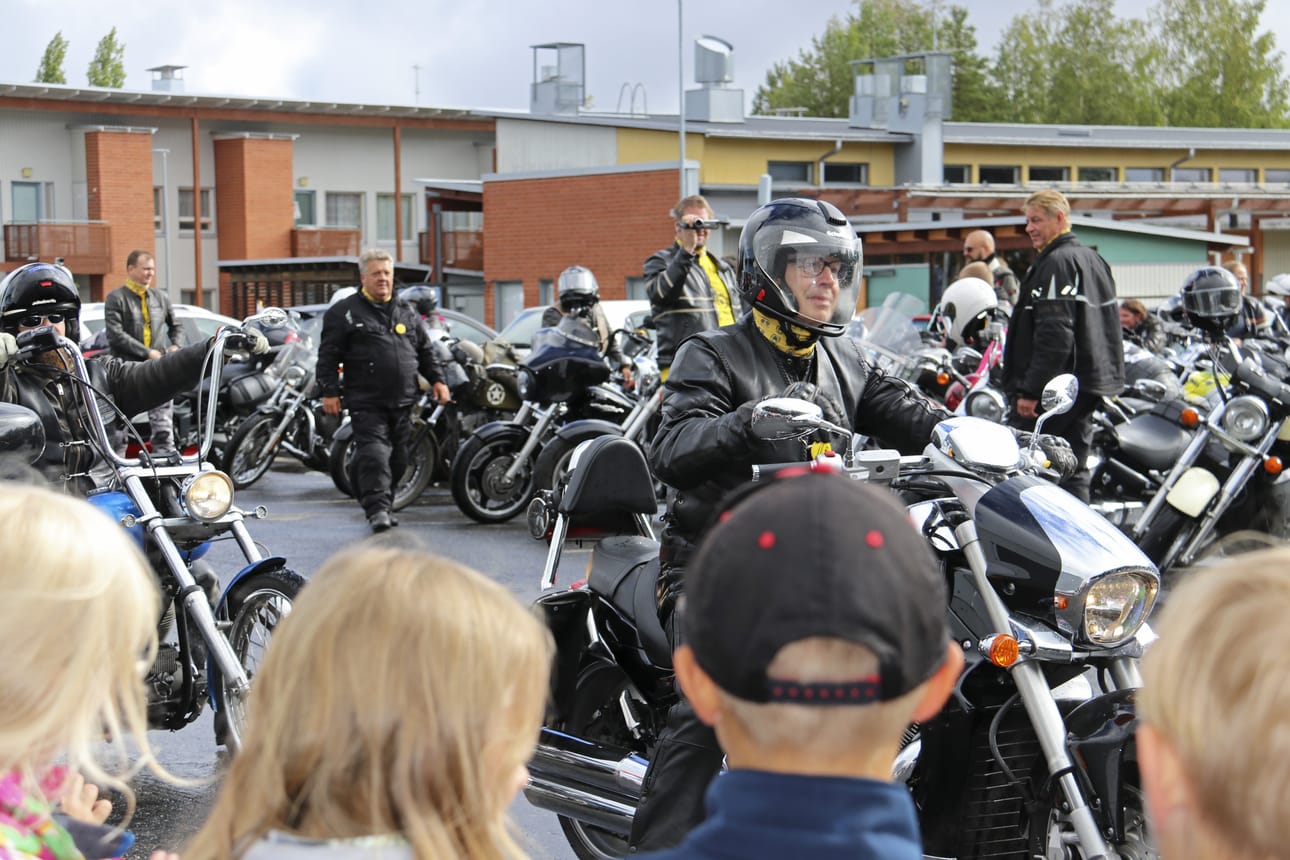 Koululaiset odottivat tapahtumaa innolla. Pyörät tekivät oppilaisiin vaikutuksen.
