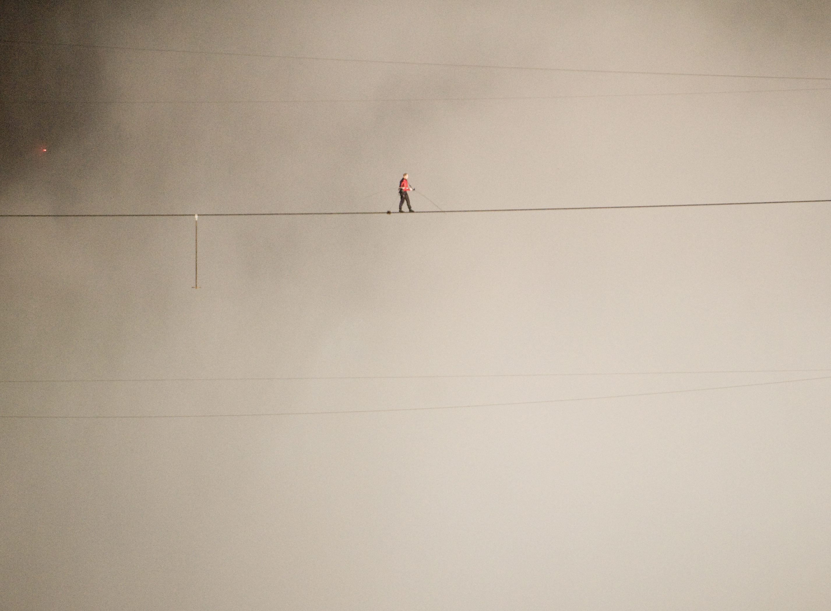 Nuorallatanssija Nik Wallenda ylitti Niagaran putoukset köyttä pitkin.