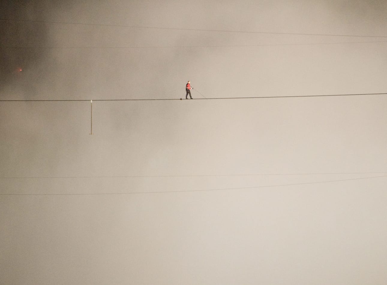 Nuorallatanssija Nik Wallenda ylitti Niagaran putoukset köyttä pitkin.
