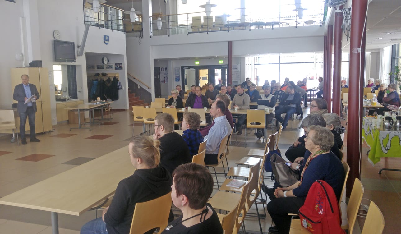 Vaalitilaisuus keräsi Lumijoella hyvin yleisöä.