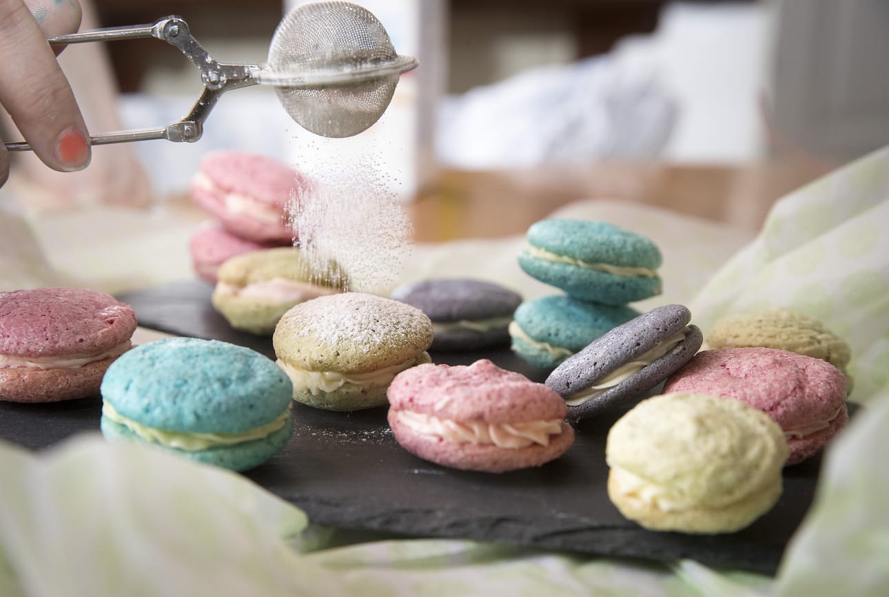 Suloisen sievät macaronsit ovat kahvipöydän katseenkerääjä. Voit muunnella makua täytettä muokkaamalla. Perinteisen voikreemin voi maustaa vaikka sitruunamehulla tai piparmintulla
