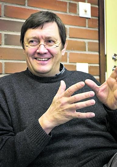 Pitää sopeutua uusiin tilanteisiin. Kunnanvaltuuston puheenjohtaja Erkki Ilvesluoto ei pidä siitä, että asioita ohjaillaan muualta.