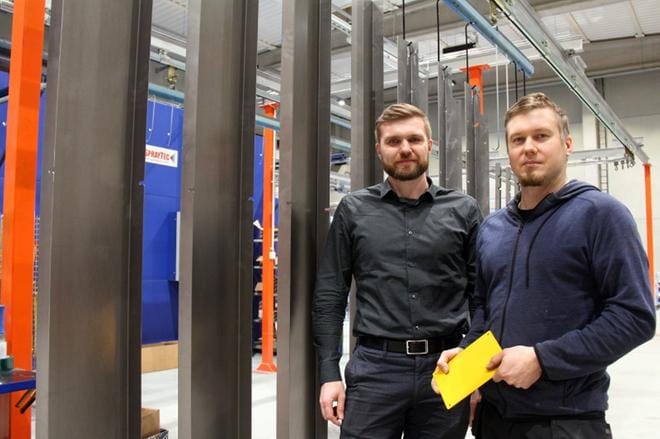 Veljekset Jukka ja Mikko Lehtinen seuraavat maalauksen laatua pinnanpaksuusmittarilla. Mikko Lehtinen näytti koekappaletta, jonka maalauspinta on kaikin puolin priimaa. KUVAT: MIA KÄRKKÄINEN