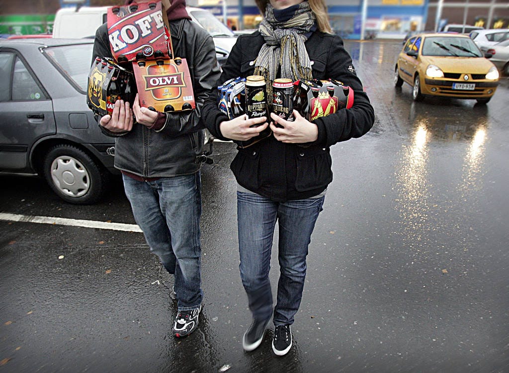 Poliisi tarkkailee tehostetusti alaikäisten alkoholinkäyttöä koulujen päättäjäisviikonloppuna.