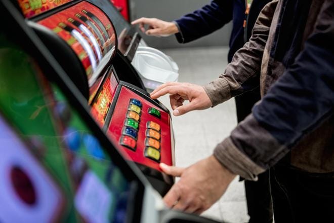 Peliriippuvuudesta kärsivälle joka kaupassa käynti voi olla vaikeaa. Jukan mukaan pelkkä pelikonerivistön ohi käveleminen oli hankalaa. Koneiden kilinä herätti Pavlovin teoria -tyyppisen reaktion. Rahan, dopamiinin ja onnistumisen tunteet täyttivät aivot.