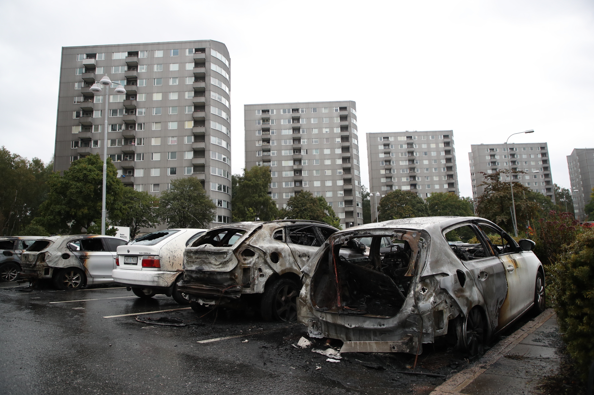 Tukholman yössä paloi lähes 20 autoa ja kampaamossa räjähti