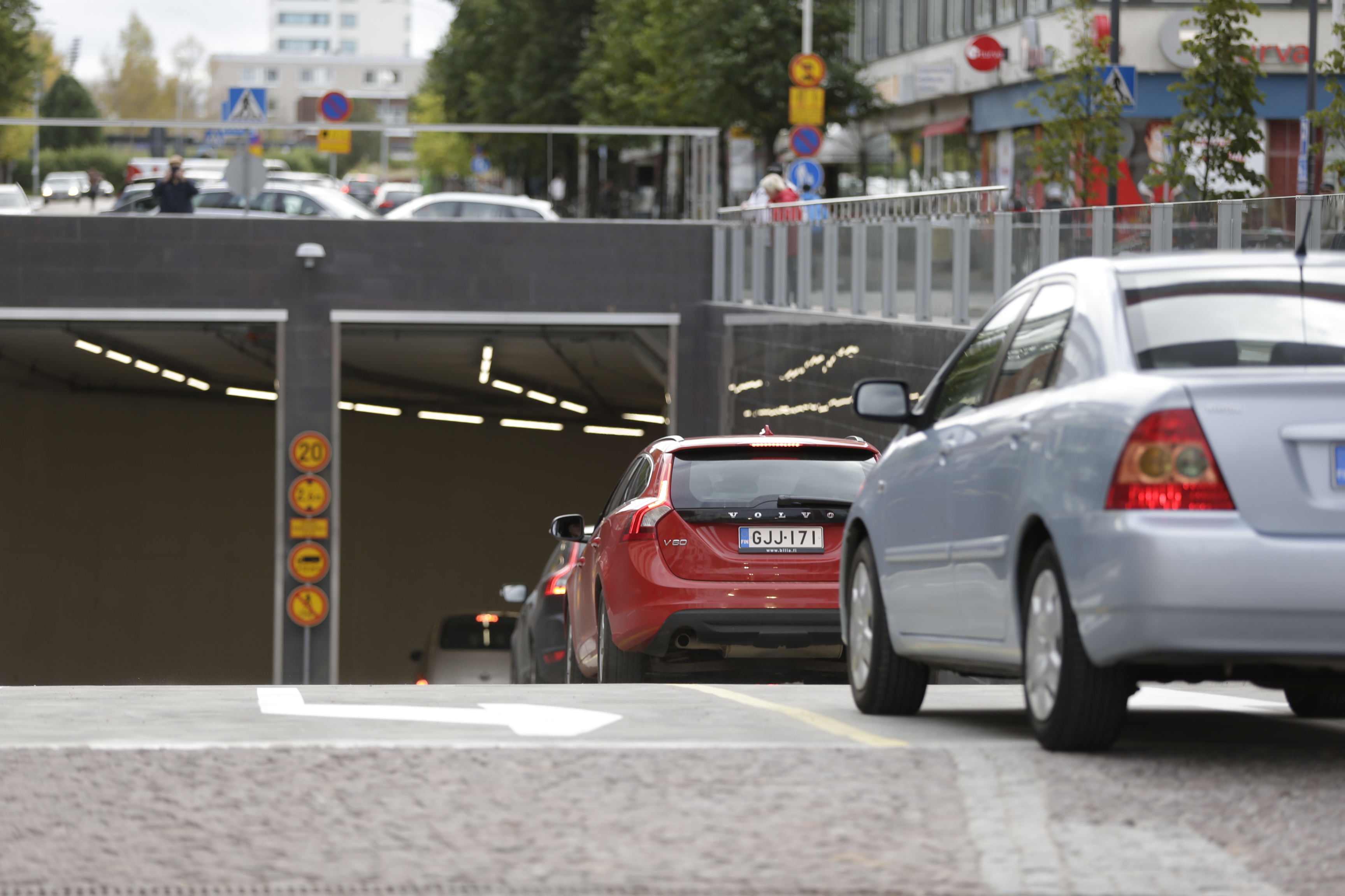 Kivisydämeen meni autoja tasaisena virtana.