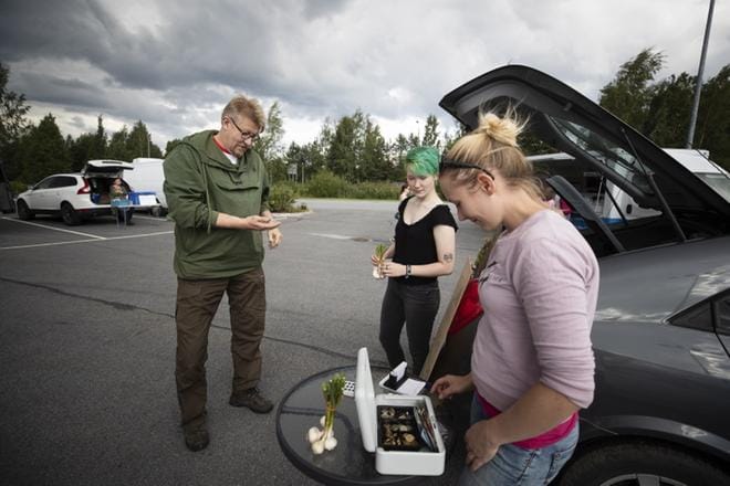 Tuomo Talja ja Tea Katila (oik.) pitävät Reko-torin suosiota tasaisena. Talja vierailee torilla säännöllisesti ja Katila tulee myymään tuotteita myös jatkossa. KUVA: MARIA MÄKI