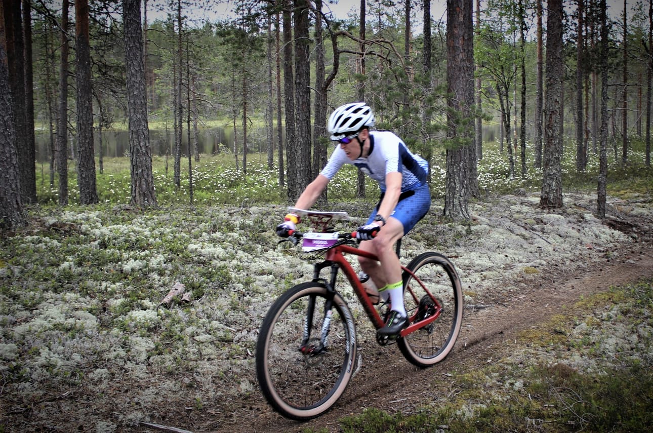 Jalaksen kokenut Jussi Laurila taistelee jälleen SM-mitalista viikonloppuna Valkealammen komeassa kangasmaastossa, jossa mies polkee kuvassa viime kesän MM-keskimatkalla.